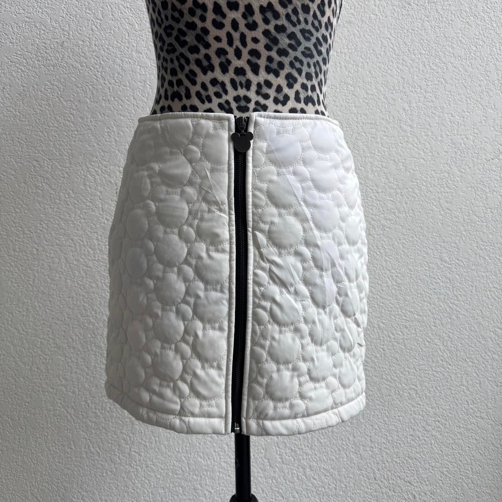 Disney Forever 21 white quilted bubble mini skirt with zipper closure size M